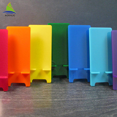 रंगीन एक्रिलिक दुकान प्रदर्शन Perspex एक्रिलिक मोबाइल फोन धारक दिखा रहा है